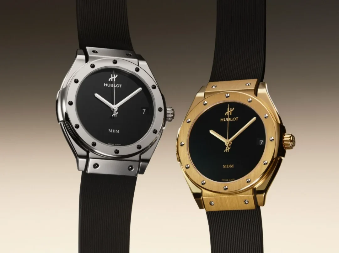 Hublot Classic Fusion Tributo 2026 in Weißgold und Gelbgold mit schwarzen Zifferblättern und Kautschukarmbändern