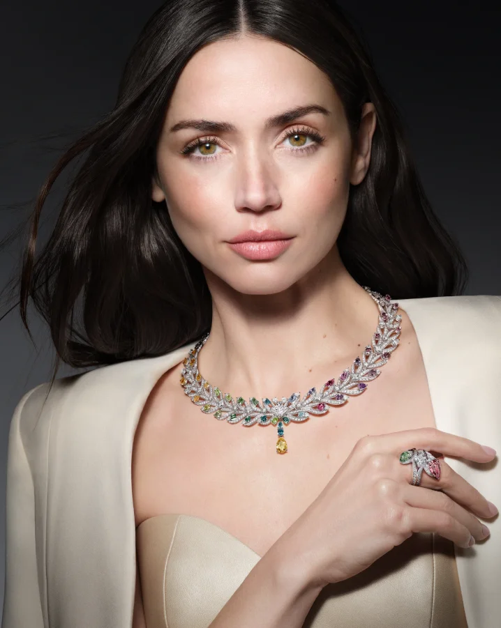 Ana de Armas präsentiert das farbenprächtige Victory-Collier aus der Louis Vuitton Mythica High-Jewellery-Kollektion