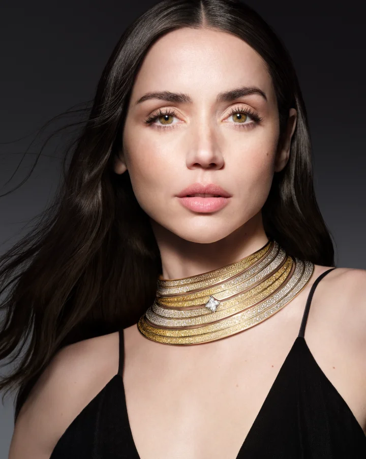Ana de Armas trägt das goldene Louis Vuitton Mythica Fortune-Collier mit über 4.700 Diamanten