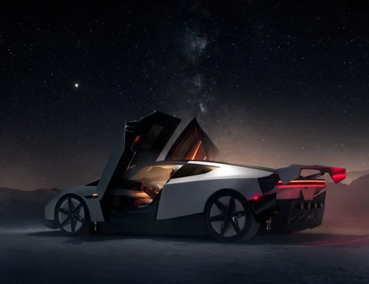 Weißer Tesla Roadster mit geöffneten Türen vor einem sternenklaren Nachthimmel.