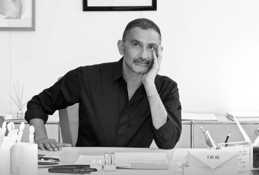 Francis Kurkdjian, Perfume Creation Director bei Dior und Parfümeur von Miss Dior Essence, an seinem Schreibtisch.